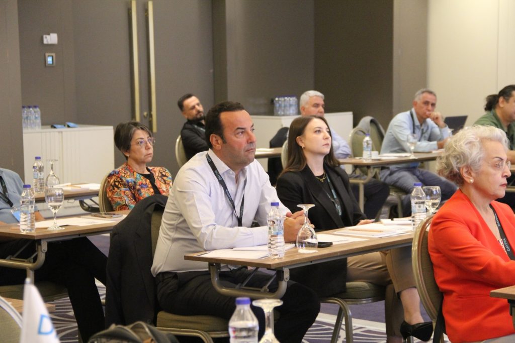 Daviva Şirketler Topluluğu Yönetim Kurulu Başkan Vekili Fuat Akın,  hasta odaklı diyaliz hizmeti anlayışını sürdürülebilir kılmak için son derece titiz bir yaklaşım sergilediklerini vurguladı. 